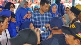 Calon Gubernur Kepri, Muhammad Rudi dikerubungi masyarakat saat kampanye di Sagulung | Foto: Dian