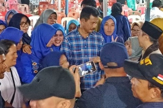 Calon Gubernur Kepri, Muhammad Rudi dikerubungi masyarakat saat kampanye di Sagulung | Foto: Dian