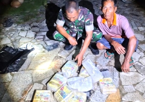 Nelayan Kim Ju saat melaporkan temuan Sabu kepada Babinsa Kodim 0317/TBK | Foto: Nichita