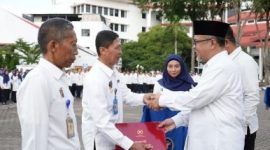 Plh Kepala BP Batam, Purwiyanto menyerahkan piagam penghargaan kepada pegawai berprestasi dalam rangka Hari Bakti BP Batam ke-53 | Foto: Dian