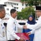 Plh Kepala BP Batam, Purwiyanto menyerahkan piagam penghargaan kepada pegawai berprestasi dalam rangka Hari Bakti BP Batam ke-53 | Foto: Dian
