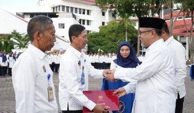 Plh Kepala BP Batam, Purwiyanto menyerahkan piagam penghargaan kepada pegawai berprestasi dalam rangka Hari Bakti BP Batam ke-53 | Foto: Dian