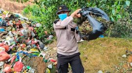 Kapolsek Tebing, AKP Binsar Samosir turun langsung ke TPS membersihkan sampah yang menumpuk | Foto: Nichita