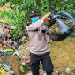 Kapolsek Tebing, AKP Binsar Samosir turun langsung ke TPS membersihkan sampah yang menumpuk | Foto: Nichita