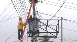 Petugas PLN ULP Karimun saat memperbaiki jaringan listrik beberapa waktu lalu | Foto: Nichita