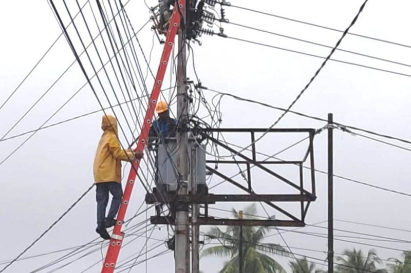 Petugas PLN ULP Karimun saat memperbaiki jaringan listrik beberapa waktu lalu | Foto: Nichita