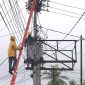 Petugas PLN ULP Karimun saat memperbaiki jaringan listrik beberapa waktu lalu | Foto: Nichita
