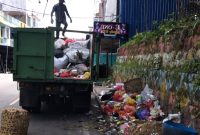 Petugas mulai mengangkut sampah yang menumpuk dan bauk busuk di seputar jalan Tanjungbalai Karimun | Foto: Nichita