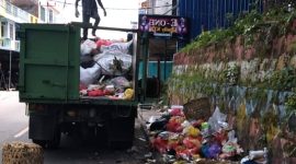 Petugas mulai mengangkut sampah yang menumpuk dan bauk busuk di seputar jalan Tanjungbalai Karimun | Foto: Nichita