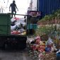 Petugas mulai mengangkut sampah yang menumpuk dan bauk busuk di seputar jalan Tanjungbalai Karimun | Foto: Nichita