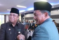Plt Bupati Karimun Anwar Hasyim (kiri) dan Djunaidy sebagai Dewas BUMD Perumda BPD Tuah Karimun (kanan) | Foto: Nichita