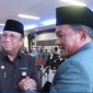 Plt Bupati Karimun Anwar Hasyim (kiri) dan Djunaidy sebagai Dewas BUMD Perumda BPD Tuah Karimun (kanan) | Foto: Nichita