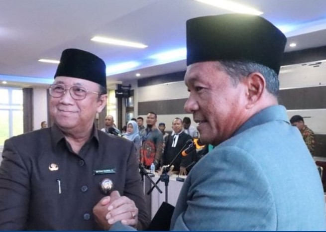 Plt Bupati Karimun Anwar Hasyim (kiri) dan Djunaidy sebagai Dewas BUMD Perumda BPD Tuah Karimun (kanan) | Foto: Nichita