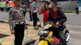 Salah satu pengendara di tilang petugas Satlantas Polres Karimun dalam Operasi Zebra Seligi 2024 | Foto: Nichita