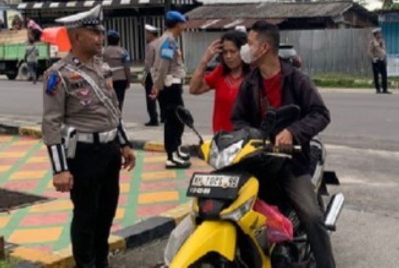 Salah satu pengendara di tilang petugas Satlantas Polres Karimun dalam Operasi Zebra Seligi 2024 | Foto: Nichita