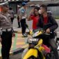 Salah satu pengendara di tilang petugas Satlantas Polres Karimun dalam Operasi Zebra Seligi 2024 | Foto: Nichita