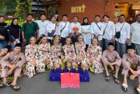 Penari Sanggar Seni Bintan Telani Tanjungpinang foto bersama usai meraih juara II Nasional di TMII | Foto: Disparbud Tanjungpinang