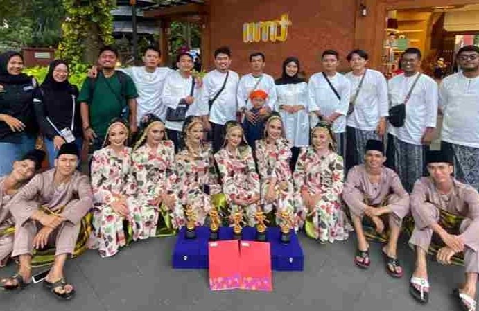 Penari Sanggar Seni Bintan Telani Tanjungpinang foto bersama usai meraih juara II Nasional di TMII | Foto: Disparbud Tanjungpinang