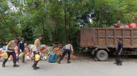 Personel Polsek Tebing bersama masyarakat membersihkan sampah menumpuk di TPS Kampung Harapan | Foto: Nichita