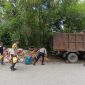 Personel Polsek Tebing bersama masyarakat membersihkan sampah menumpuk di TPS Kampung Harapan | Foto: Nichita