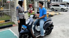 Seorang pengendara terjaring Operasi Zebra Seligi 2024 yang digelar di depan Mapolres Karimun | Foto: Nichita