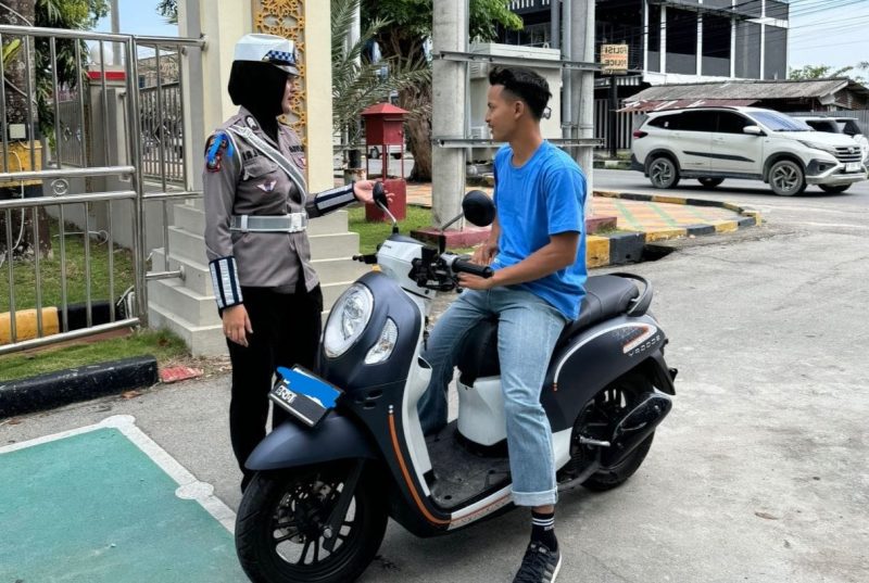 Seorang pengendara terjaring Operasi Zebra Seligi 2024 yang digelar di depan Mapolres Karimun | Foto: Nichita