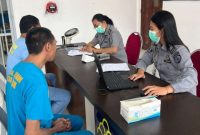 WBP saat memeriksa kesehatan di Klinik Pratama Rutan Kelas IIA Batam | Foto: Dian