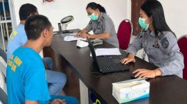 WBP saat memeriksa kesehatan di Klinik Pratama Rutan Kelas IIA Batam | Foto: Dian