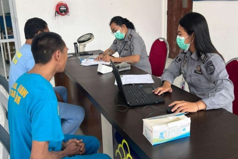 WBP saat memeriksa kesehatan di Klinik Pratama Rutan Kelas IIA Batam | Foto: Dian