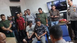 Kodim 0317/TBK menyerahkan dua pelaku pengedar sabu kepada Satresnarkoba Polres Karimun untuk di proses lebih lanjut | Foto: Nichita