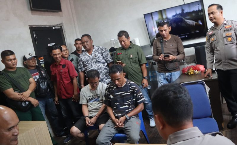 Kodim 0317/TBK menyerahkan dua pelaku pengedar sabu kepada Satresnarkoba Polres Karimun untuk di proses lebih lanjut | Foto: Nichita