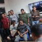 Kodim 0317/TBK menyerahkan dua pelaku pengedar sabu kepada Satresnarkoba Polres Karimun untuk di proses lebih lanjut | Foto: Nichita