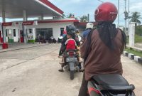 Ratusan pengendara antri di SPBU Dabo Singkep demi mendapatkan minyak | Foto: Wandy
