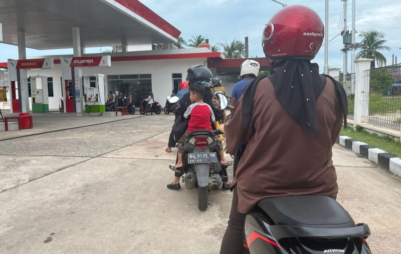 Ratusan pengendara antri di SPBU Dabo Singkep demi mendapatkan minyak | Foto: Wandy