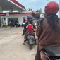 Ratusan pengendara antri di SPBU Dabo Singkep demi mendapatkan minyak | Foto: Wandy