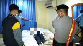 Personel Satreskrim Polres Karimun saat melakukan olah TKP tewasnya WNA Malaysia di salah satu kamar hotel Tanjungbalai Karimun | Foto: Nichita