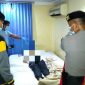 Personel Satreskrim Polres Karimun saat melakukan olah TKP tewasnya WNA Malaysia di salah satu kamar hotel Tanjungbalai Karimun | Foto: Nichita