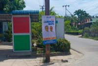 Baliho APK Paslon Firmansyah-Ery yang dipasang di tiang listrik (PLN) seputaran jalan Kampung Harapan, Kecamatan Tebing | Foto: Redaksi Zonamu.com