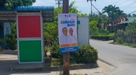 Baliho APK Paslon Firmansyah-Ery yang dipasang di tiang listrik (PLN) seputaran jalan Kampung Harapan, Kecamatan Tebing | Foto: Redaksi Zonamu.com