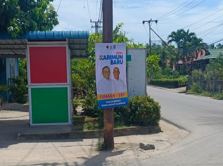 Baliho APK Paslon Firmansyah-Ery yang dipasang di tiang listrik (PLN) seputaran jalan Kampung Harapan, Kecamatan Tebing | Foto: Redaksi Zonamu.com