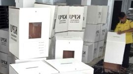 Petugas saat melakukan perakitan kotak surat suara Pilkada 2024 di Gudang KPU Karimun | Foto: Nichita