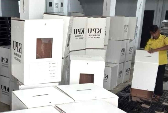 Petugas saat melakukan perakitan kotak surat suara Pilkada 2024 di Gudang KPU Karimun | Foto: Nichita