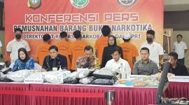 Ditresnarkoba Polda Kepri merilis pemusnahan penyelundupan 32 kilogram bunga ganja asal Thailand | Foto: Dian