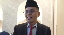 Ketua KPU Kabupaten Karimun, Mardanus diwawancarai wartawan beberapa waktu lalu | Foto: Nichita