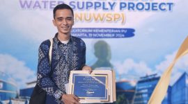 Dirut PDAM Tirta Lingga Irfan Andaria saat menerima penghargaan (Foto : Zonamu/Nasrullah)