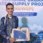 Dirut PDAM Tirta Lingga Irfan Andaria saat menerima penghargaan (Foto : Zonamu/Nasrullah)