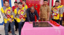 Bupati Karimun, Aunur Rafiq saat meresmikan penggunaan Gedung Yayasan Marga Huang | Foto: Nichita