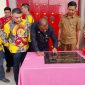 Bupati Karimun, Aunur Rafiq saat meresmikan penggunaan Gedung Yayasan Marga Huang | Foto: Nichita