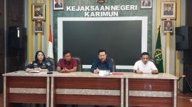 Kejaksaan Negeri Karimun menggelar konferensi pers perkembangan kasus dugaan korupsi di Dinas Lingkungan Hidup Karimun | Foto: Nichita