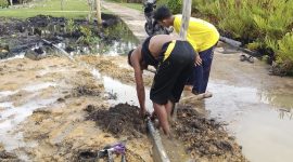 Warga Mensanaka Goro perbaiki gorong-gorong rusak (Foto : Zonamu/Ghafar)